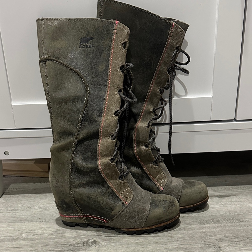 SOREL sexy army green boots! 😍
